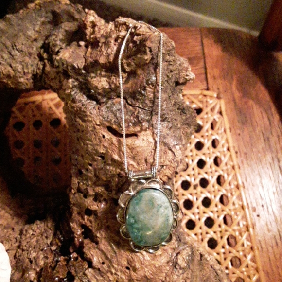 Vintage Jewelry - Beautiful green tourquoise solitaire necklace